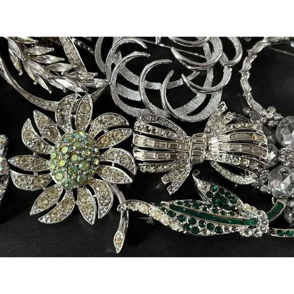 VINTAGE HIGH END Brooches 16pcs MISSING RHINESTONES ALL WEARABLE/ Most Unsigned - Picture 5 of 16
